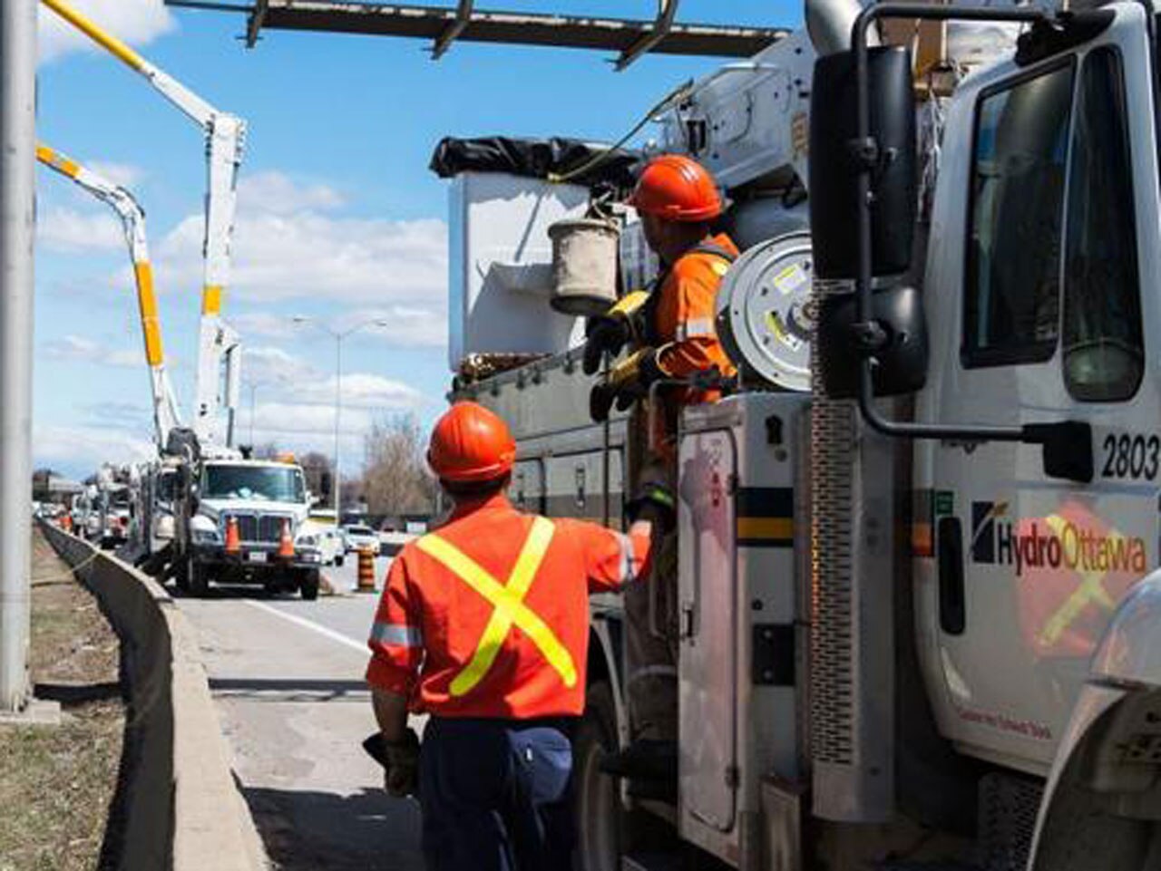Hydro Ottawa working