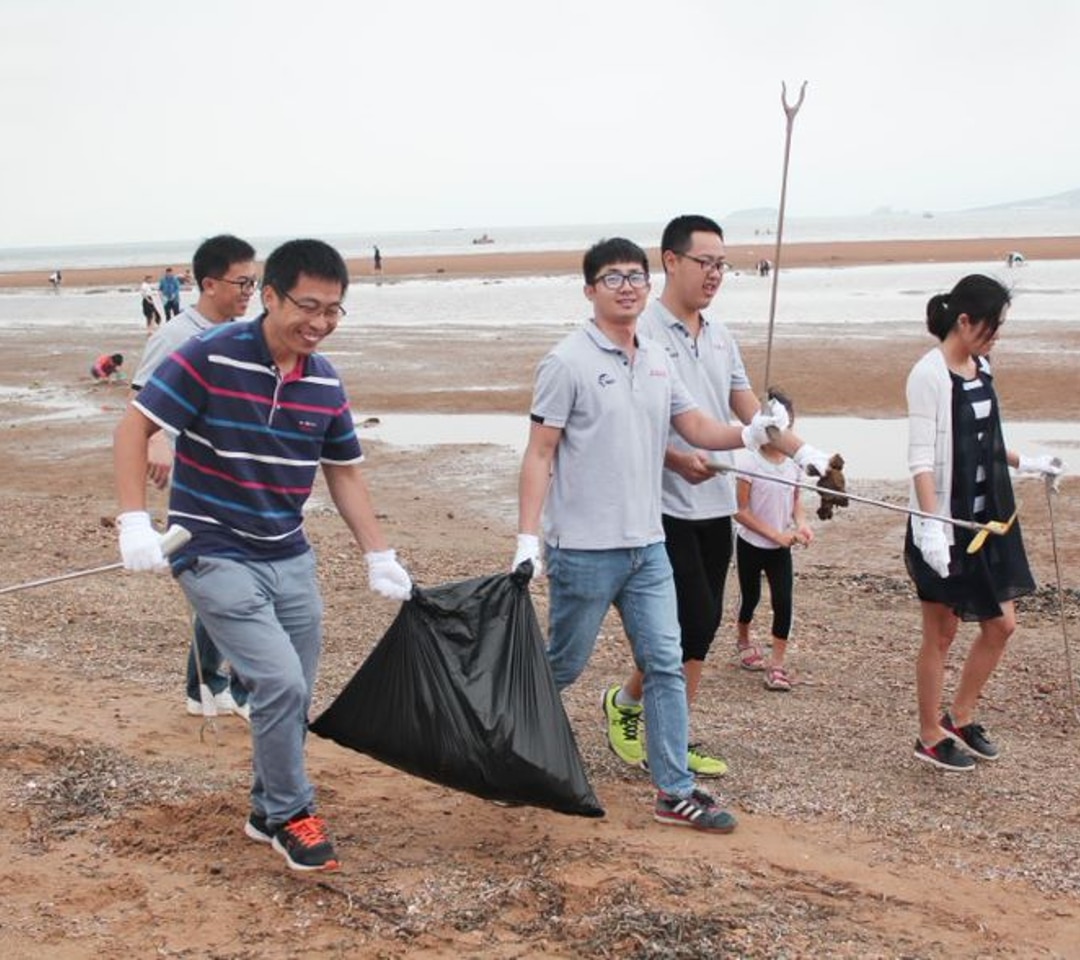 Avaya Employees Cleaning Up the Beach